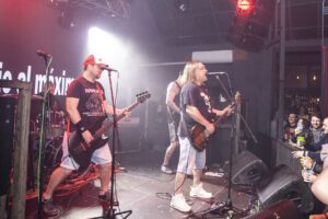 Graveyard At Maximum koncerten, élő fellépés 2025-ben. A képen a zenekar tagjai színpadon játszanak a közönség előtt.